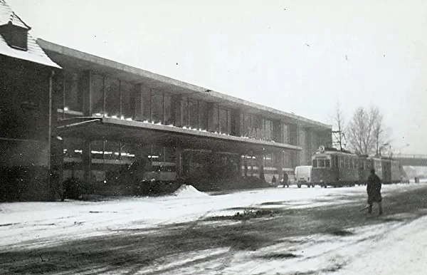 

  
    Fot. 12
  

  
    Dworzec PKP w&nbsp;Zabrzu
  

