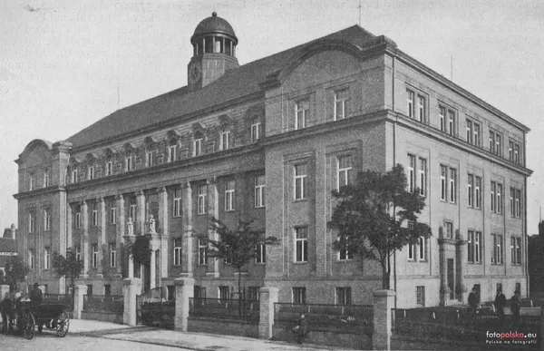 

  
    Fot. 6
  

  
    Dawna dyrekcja Huty Donnersmarck
  

  
    obecnie Urząd Miejski
  

