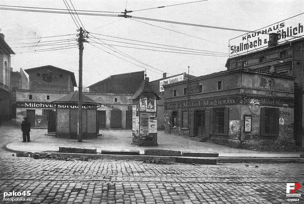 

  
    Fot. 8

  
    Plac Wolności_lata 20

