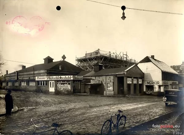 

  
    Fot. 6
  

  
    Plac Wolności_lata 20

