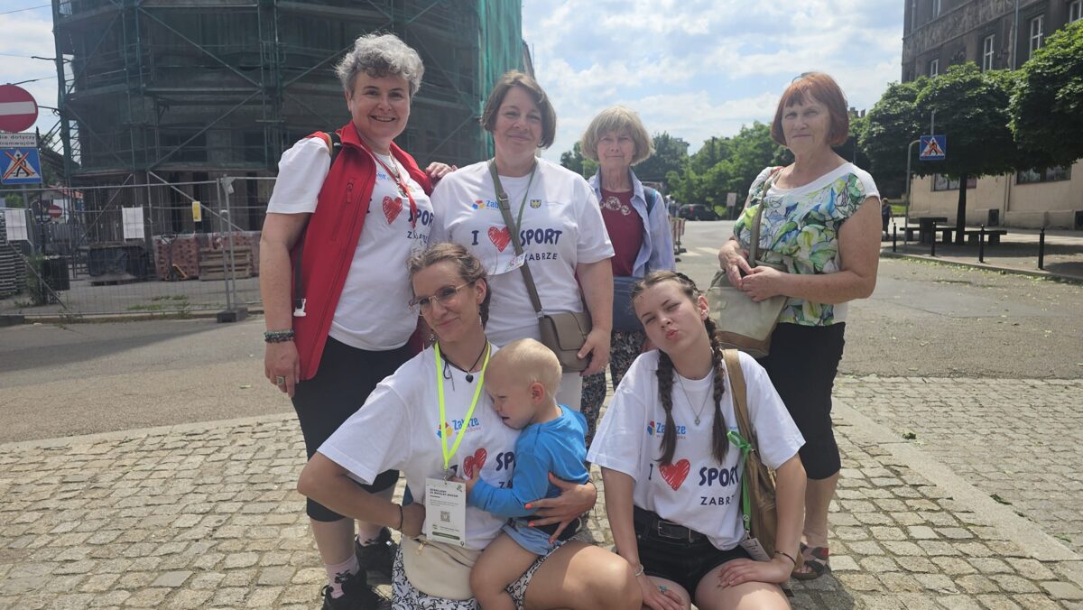 Zdjęcie grupowe uczestników spaceru przy Admiralspalast w Zabrzu