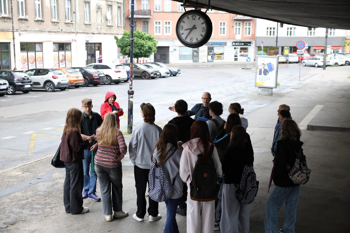 Uczestnicy projektu Śląskie Puzzle 2026 przy dworcu w Zabrzu