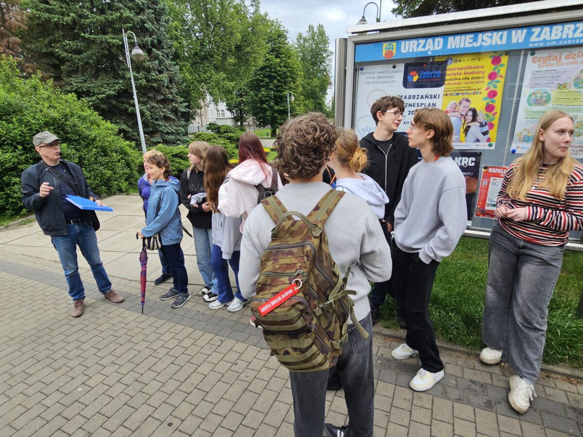 Uczestnicy projektu podczas spaceru po Zabrzu